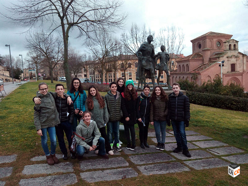 Junto a la estatua del Lazarillo de Tormes